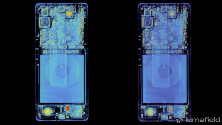 Rentgenový snímek: vlevo Trump T1 Phone, vpravo HTC U24 Pro Rentgenový snímek: vlevo Trump T1 Phone, vpravo HTC U24 Pro