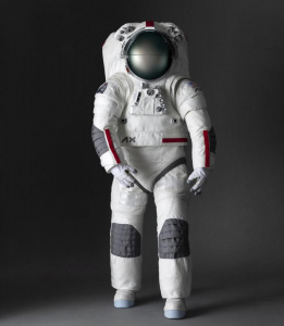 Skafandr vyrobený ve spolupráci Axiom Space a Prada Skafandr vyrobený ve spolupráci Axiom Space a Prada
