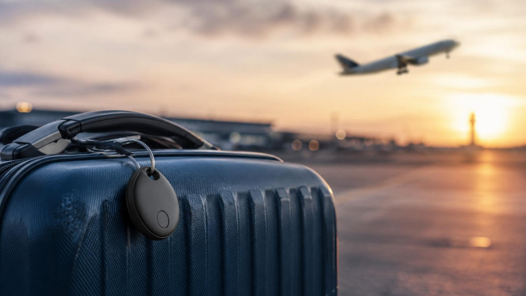 Bluetooth tracker připevněný na kufru na letišti
