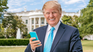 Donald Trump stojící před Bílým domem s chytrým telefonem v ruce (ilustrační obrázek)