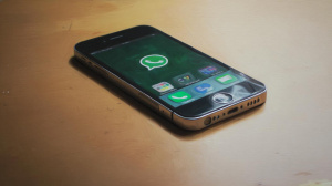 Starý iPhone s aplikací WhatsApp (ilustrační obrázek)