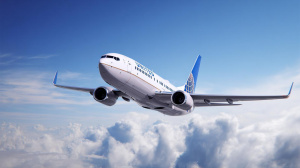 Letadlo společnosti United Airlines ve vzduchu (ilustrační obrázek)