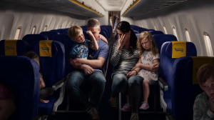 Smutná rodina na palubě letadla společnosti Ryanair (ilustrační obrázek)