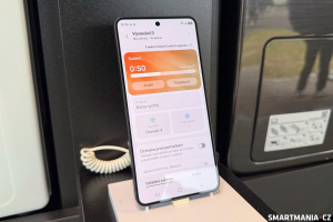 Ovládání probíhá přes telefony jako demonstrace propojení s chytrou domácností SmartThings Ovládání probíhající přes telefony jako demonstrace propojení s chytrou domácností SmartThings