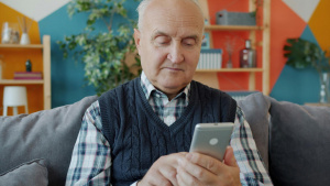 Senior sleduje upozornění na smartphonu