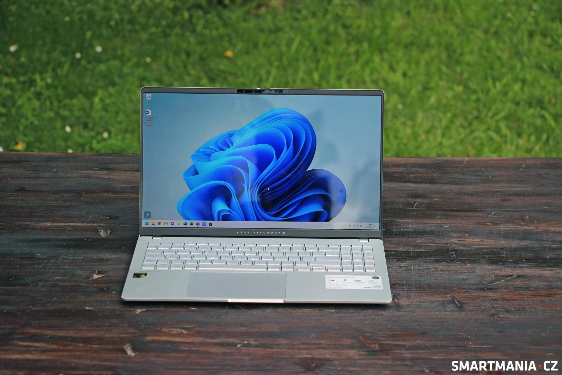 Asus Vivobook S 15 s Windows 11 Notebook Asus Vivobook S 15 s Windows 11 na stole