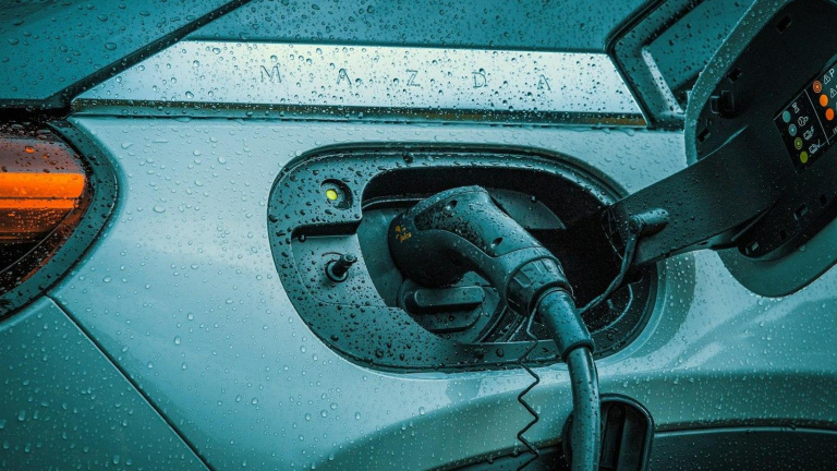 Detail konektoru elektromobilu při nabíjení