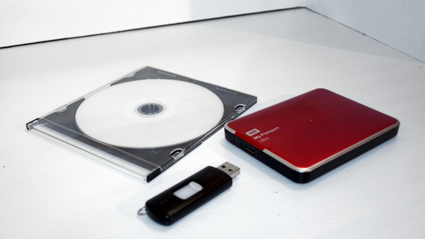 Externí disk, USB flash disk a optické médium na stole