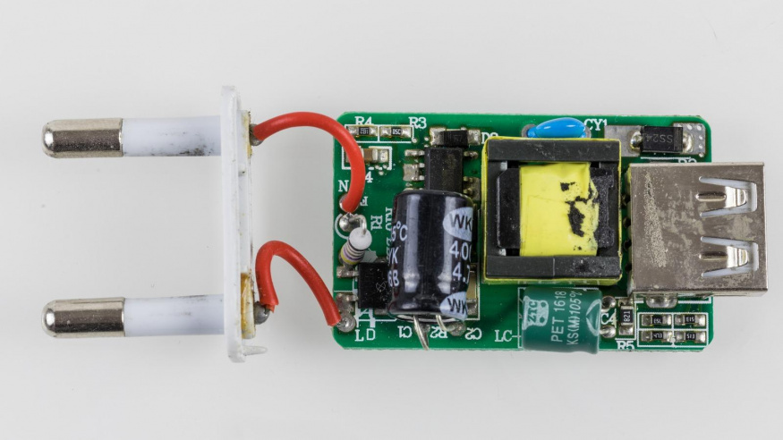 Otevřená USB nabíječka s viditelnou elektronikou