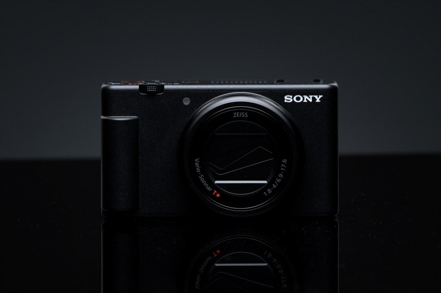 Moderní fotoaparát s vestavěným objektivem Kompaktní fotoaparát Sony ZV-1 II s pevným objektivem