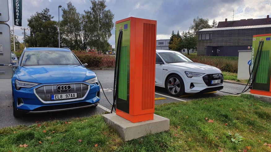 Veřejné rychlonabíjení Dva elektromobily Audi e-tron u veřejných nabíjecích stanic