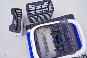 Robot a dva filtrační koše na nečistoty Robot a dva filtrační koše na nečistoty