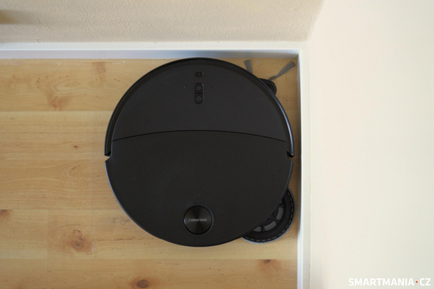 Roborock Qrevo Edge 2 při úklidu v rohu místnosti