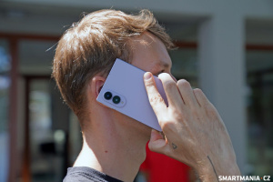 Samsung Galaxy Fold 8 při telefonování Samsung Galaxy Fold 8 při telefonování