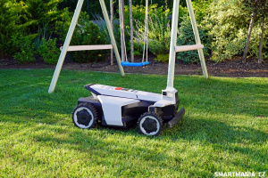 Segway Navimow X450 při sekání trávníku Segway Navimow X450 při sekání trávníku