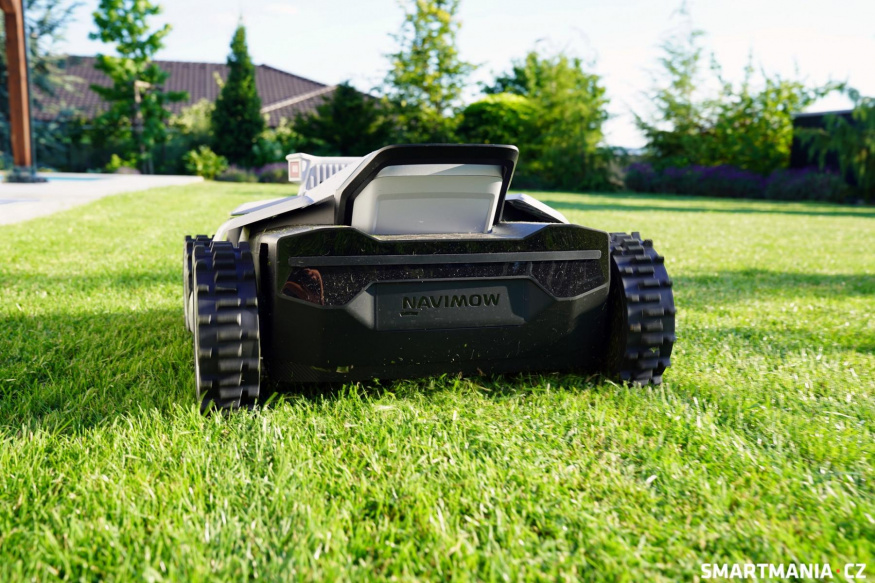 Segway Navimow X450 při sekání trávníku Segway Navimow X450 při sekání trávníku