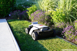 Segway Navimow X450 při sekání trávníku Segway Navimow X450 při sekání trávníku