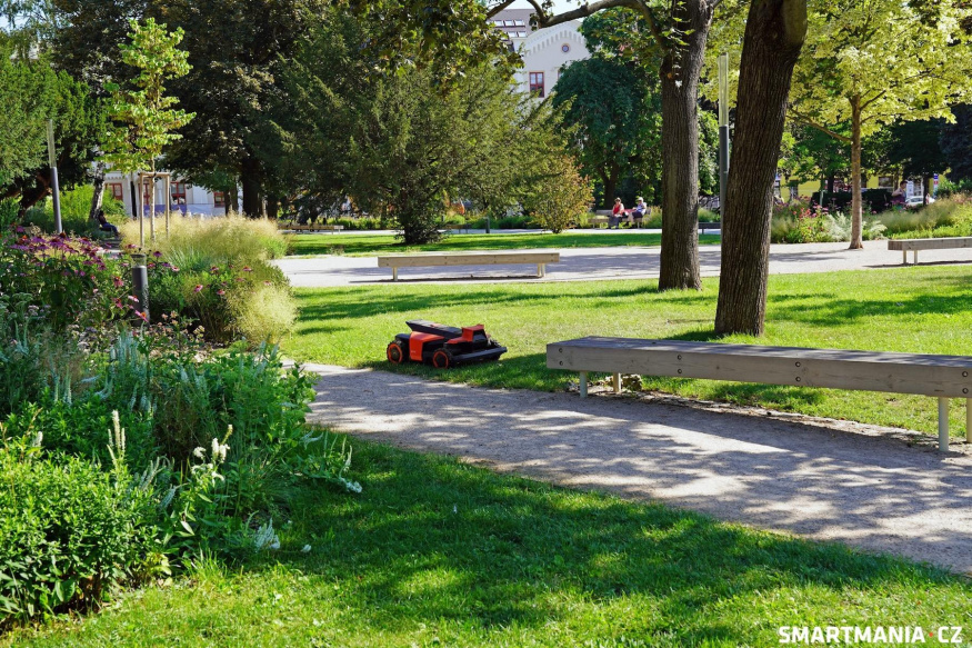Segway Navimow Terranox CM120 v parku města Kolín Segway Navimow Terranox CM120 v parku města Kolín