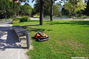 Segway Navimow Terranox CM120 v parku města Kolín Segway Navimow Terranox CM120 v parku města Kolín
