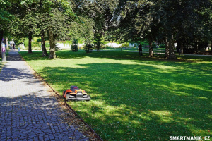 Segway Navimow Terranox CM120 v parku města Kolín Segway Navimow Terranox CM120 v parku města Kolín