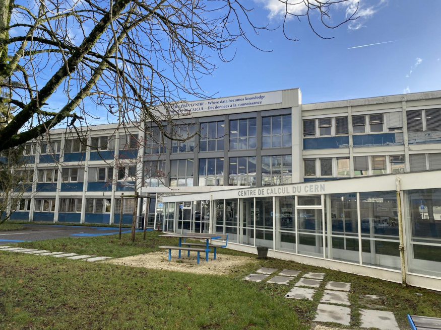 Datacentra jsou fyzická infrastruktura s místními dopady Budova datacentra CERN v Ženevě zepředu