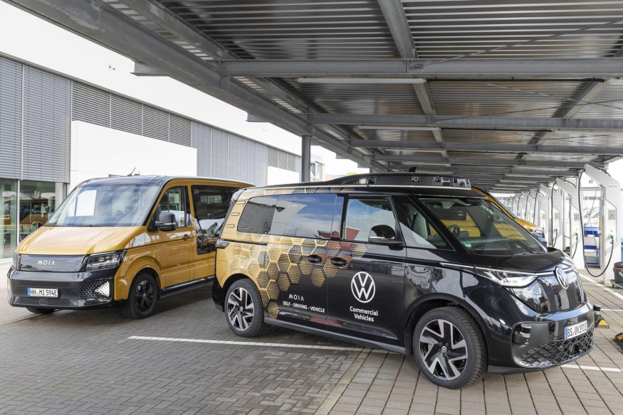 Autonomní Volkswagen ID. Buzz AD společnosti MOIA v nabíjecím zázemí