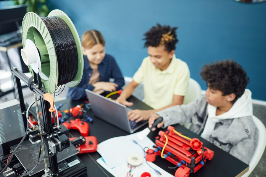 Děti při technickém projektu s notebookem a 3D tiskárnou Děti při technickém projektu s notebookem a 3D tiskárnou