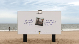 Polaroid na Coney Islandu spojil letní kampaň s kritikou datacenter Billboard Polaroidu na pláži Coney Island varuje, že datacentra vypijí všechnu vodu