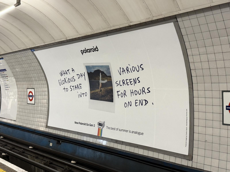 Polaroid v Londýně útočí na čas strávený před obrazovkami Billboard Polaroidu v londýnském metru ironizuje celodenní zírání do obrazovek