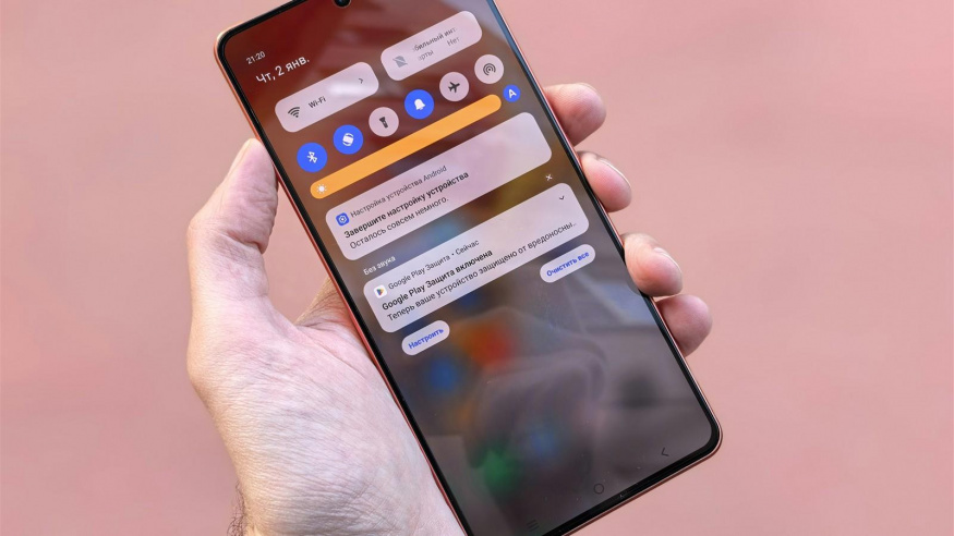Notifikace patří pod kontrolu uživatele Člověk drží smartphone se zobrazenými notifikacemi