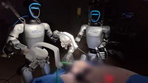 Operace za pomocí humanoidních robotů