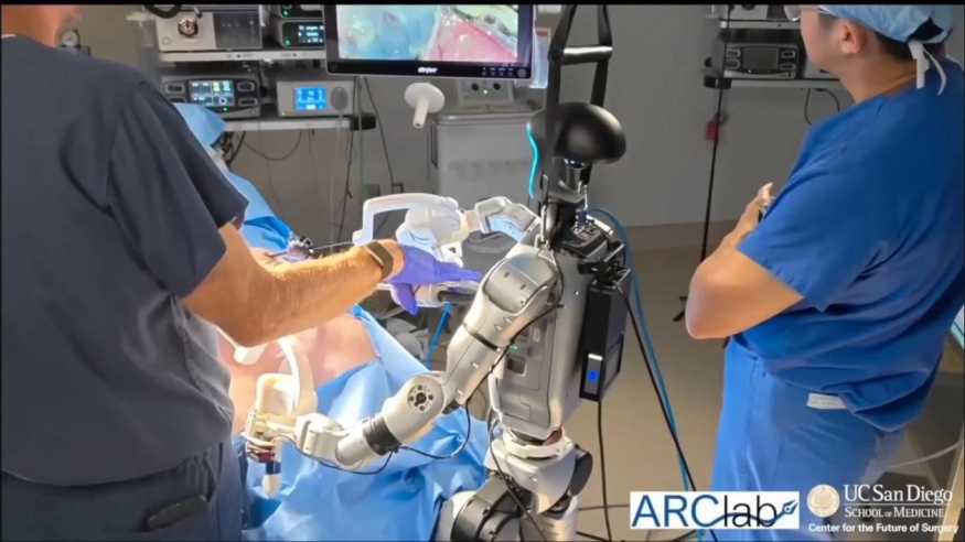 Operace za pomocí humanoidních robotů
