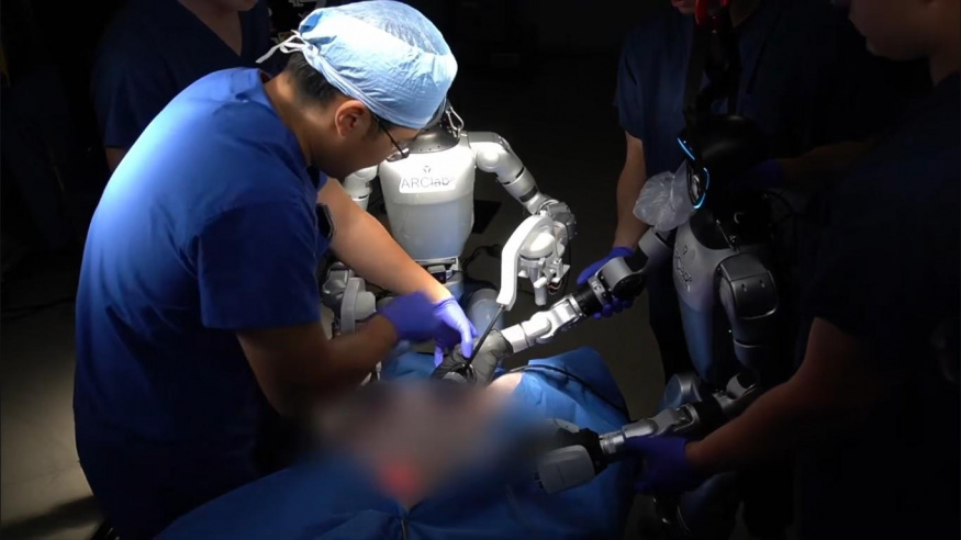 Operace za pomocí humanoidních robotů