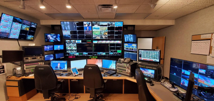 Televizní režie s monitory a produkční technikou