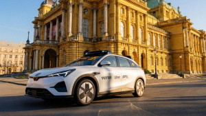 Robotaxi Verne s technikou Pony.ai před historickou budovou v Záhřebu