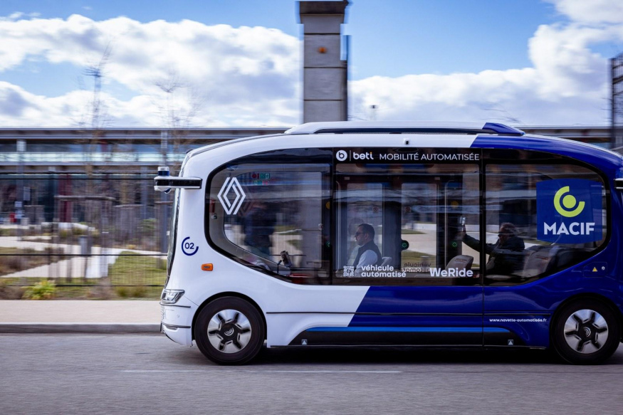 Autonomní minibus WeRide při jízdě v areálu Rovaltain u Valence