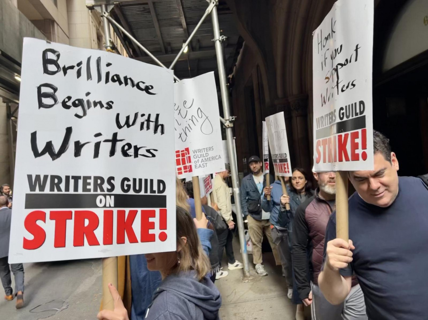 Protest scenáristů připomíná spor o hodnotu lidské tvorby Účastníci stávky Writers Guild of America drží cedule Brilliance begins with writers a Writers Guild on strike