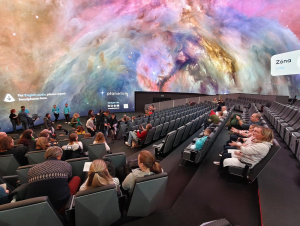 Návštěvníci v nově zrekonstruovaném hlavním sále Planetária Praha