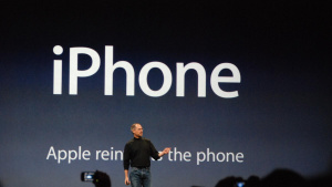 Steve Jobs na pódiu Macworldu 2007 při představení prvního iPhonu