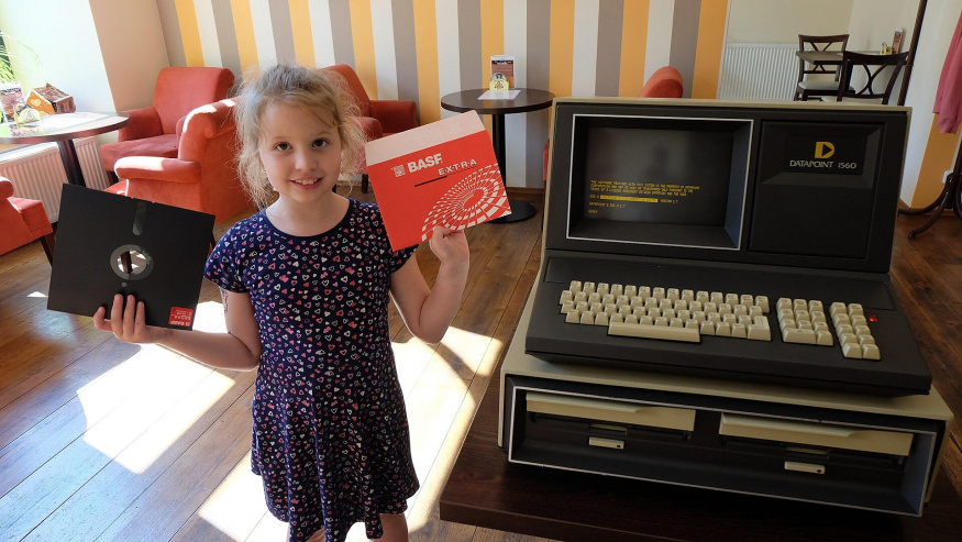Datapoint v Retro Computer Žatec Návštěvník s disketou u počítače Datapoint v expozici Retro Computer v Žatci