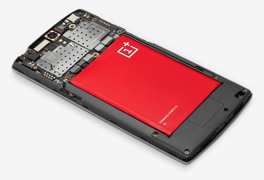 OnePlus One vznikal s důrazem na cenu a výkon, ne na prémiové služby Otevřený smartphone OnePlus One s červenou baterií