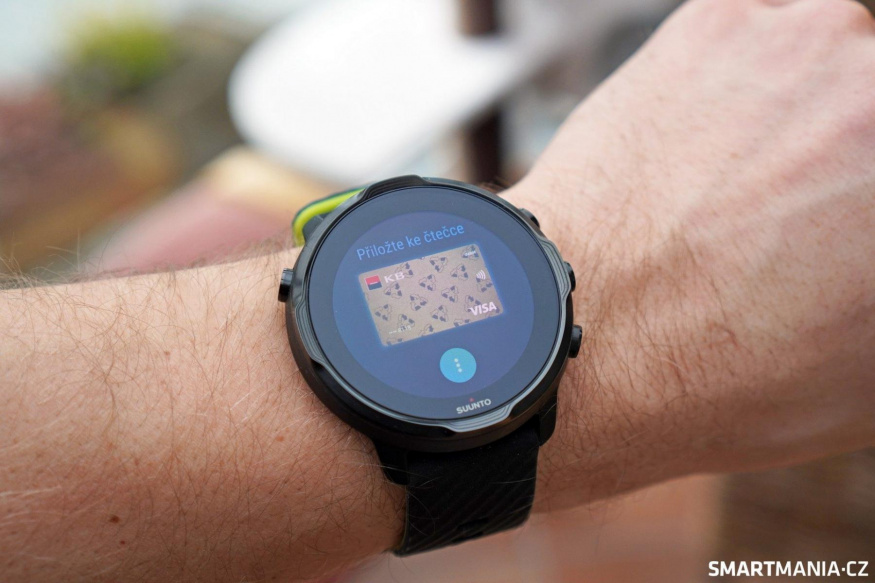 Placení pomocí chytrých hodinek Suunto 7 Platební karta zobrazená na chytrých hodinkách Suunto 7