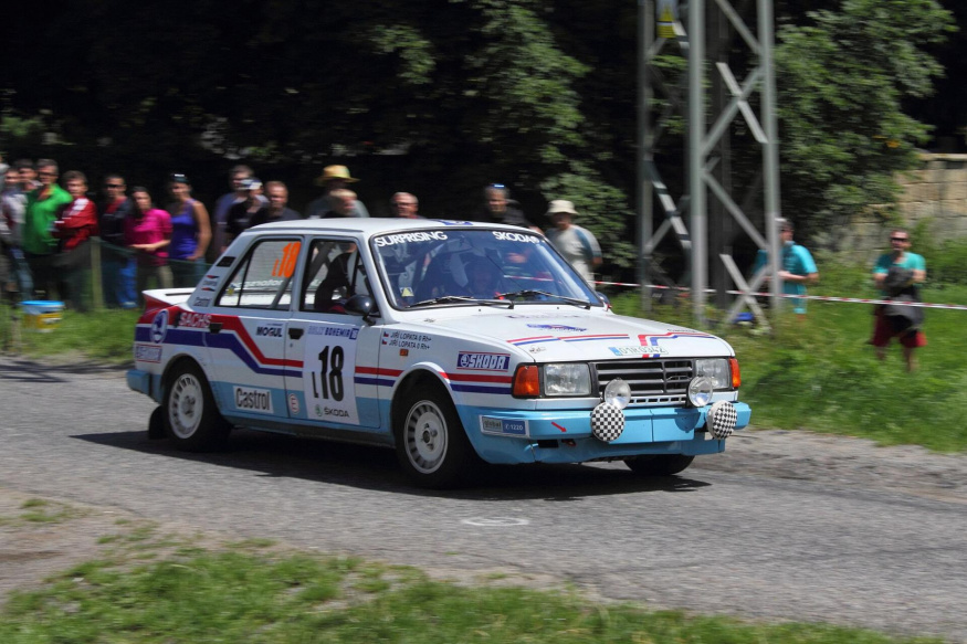 Škoda 130 LR na rally Bílo-modrá replika Škody 130 LR projíždí rychlostní zkouškou Rally Bohemia