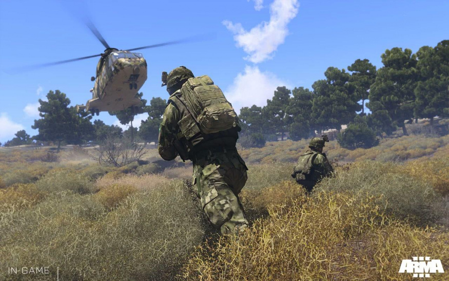 Arma rozvinula otevřené vojenské světy Bohemia Interactive Dva vojáci přibíhají k vrtulníku v otevřené krajině ve hře Arma 3