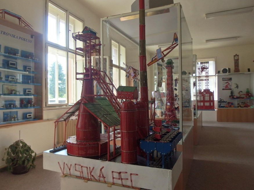 Vysoká pec v Muzeu stavebnice Merkur Model vysoké pece ze stavebnice Merkur v muzeu v Polici nad Metují