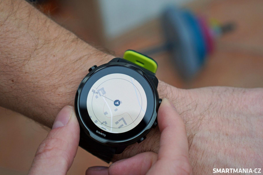 Navigace na displeji chytrých hodinek Suunto 7 Mapa s aktuální polohou zobrazená na chytrých hodinkách Suunto 7