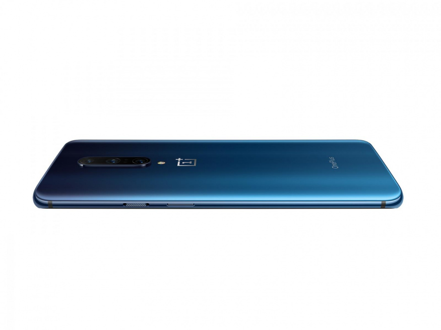OnePlus 7 Pro už měl ambice plnohodnotné prémiové vlajky Zadní strana modrého OnePlus 7 Pro se třemi fotoaparáty