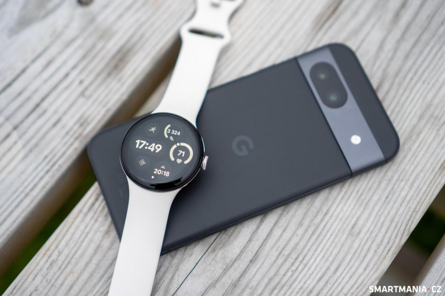 Chytré hodinky Google Pixel Watch vedle telefonu Pixel Google Pixel Watch položené vedle spárovaného telefonu Pixel