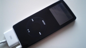 iPod nano první generace Černý iPod nano první generace připojený kabelem k počítači