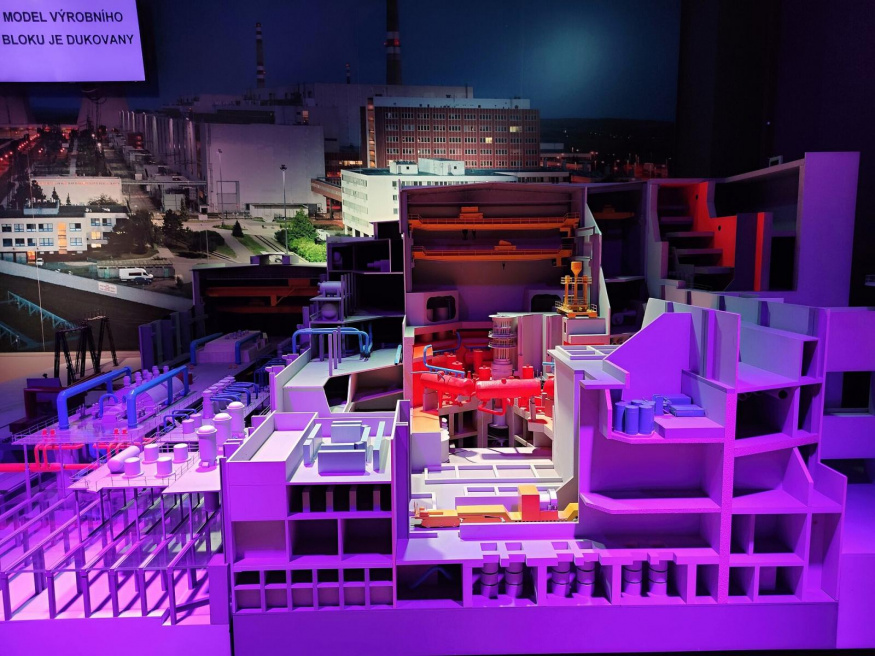 Model výrobního bloku Dukovany Řez modelem výrobního bloku Jaderné elektrárny Dukovany v informačním centru